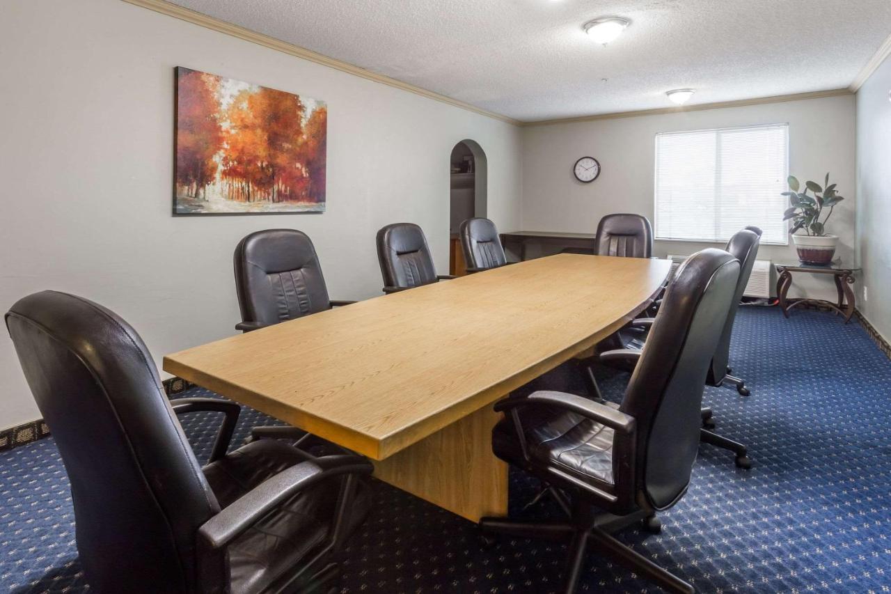 Howard Johnson By Wyndham Vancouver Hotel & Suites Экстерьер фото