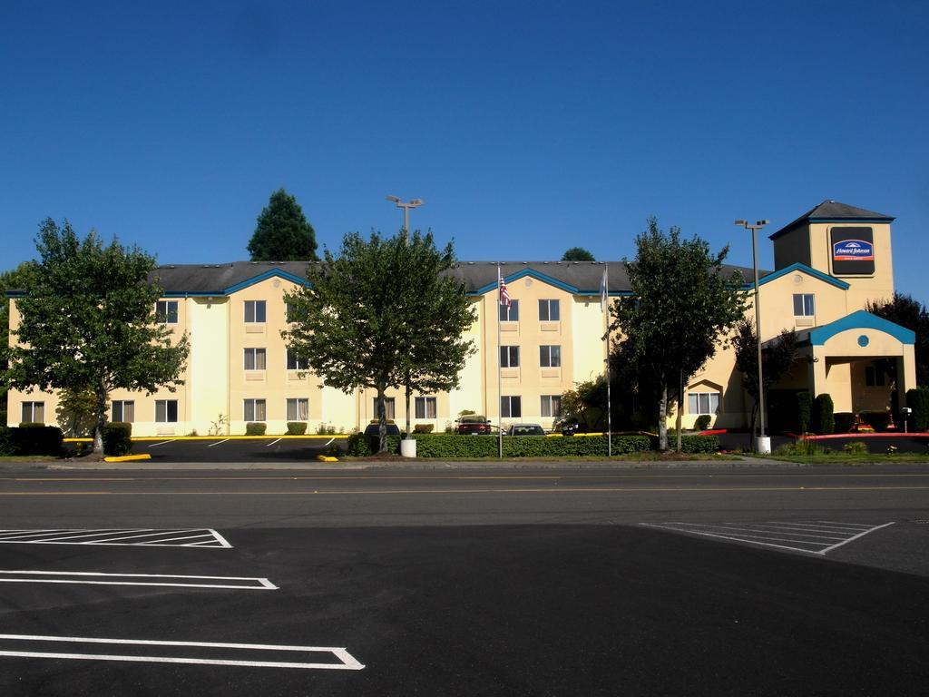 Howard Johnson By Wyndham Vancouver Hotel & Suites Экстерьер фото