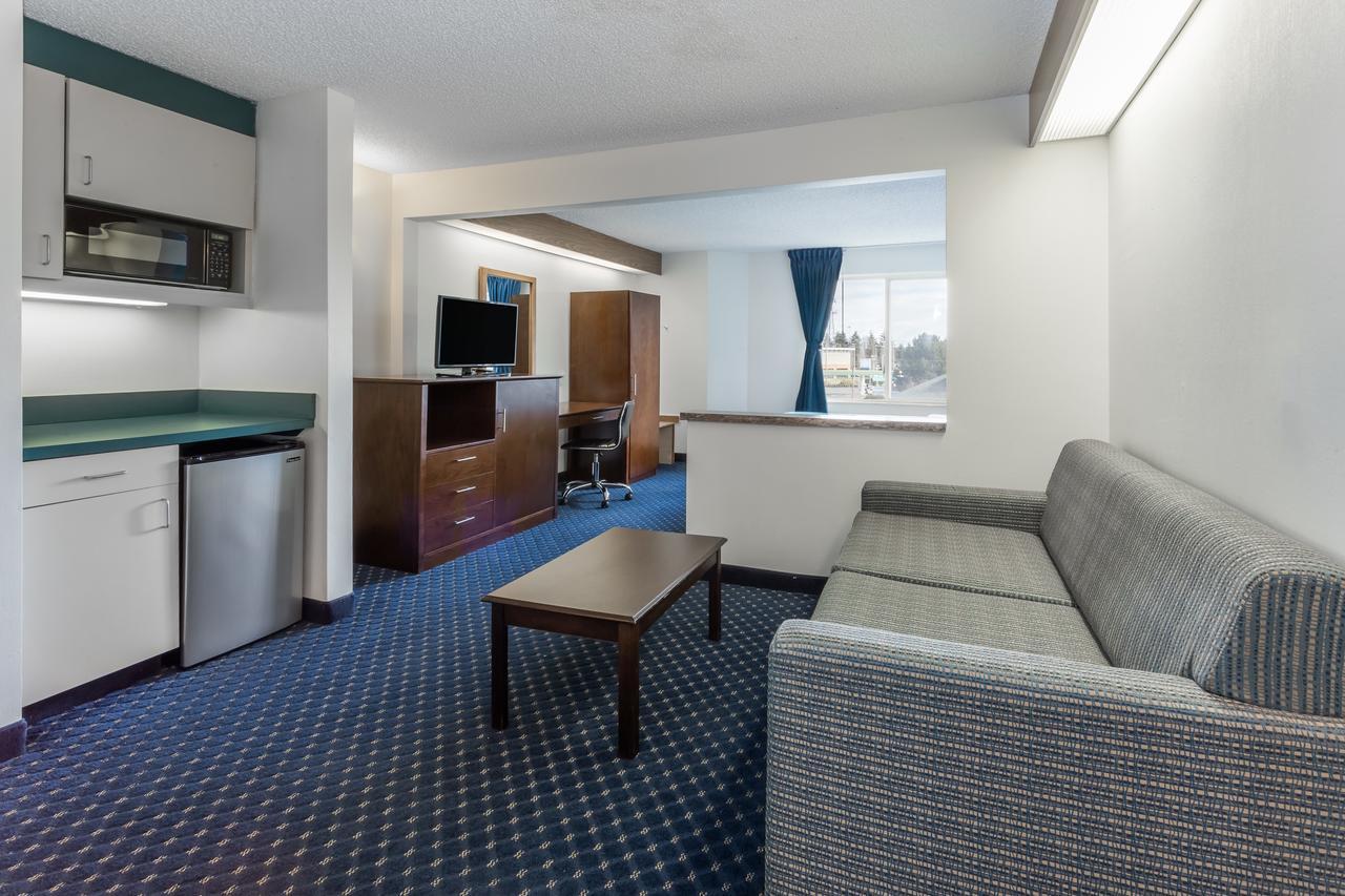 Howard Johnson By Wyndham Vancouver Hotel & Suites Экстерьер фото
