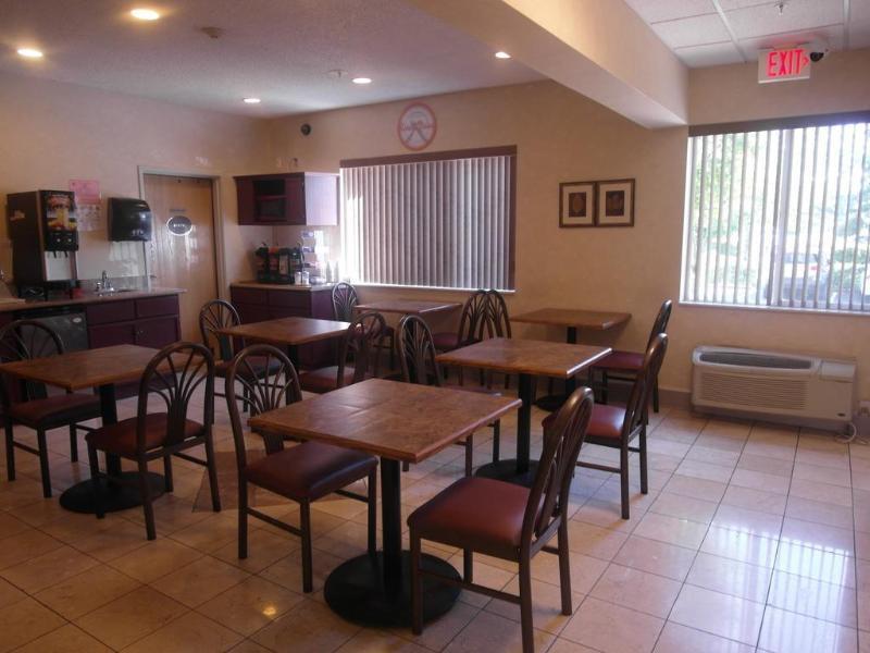 Howard Johnson By Wyndham Vancouver Hotel & Suites Экстерьер фото