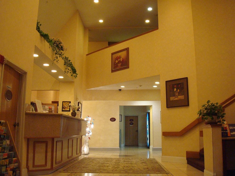 Howard Johnson By Wyndham Vancouver Hotel & Suites Экстерьер фото