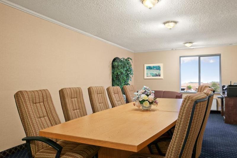 Howard Johnson By Wyndham Vancouver Hotel & Suites Экстерьер фото