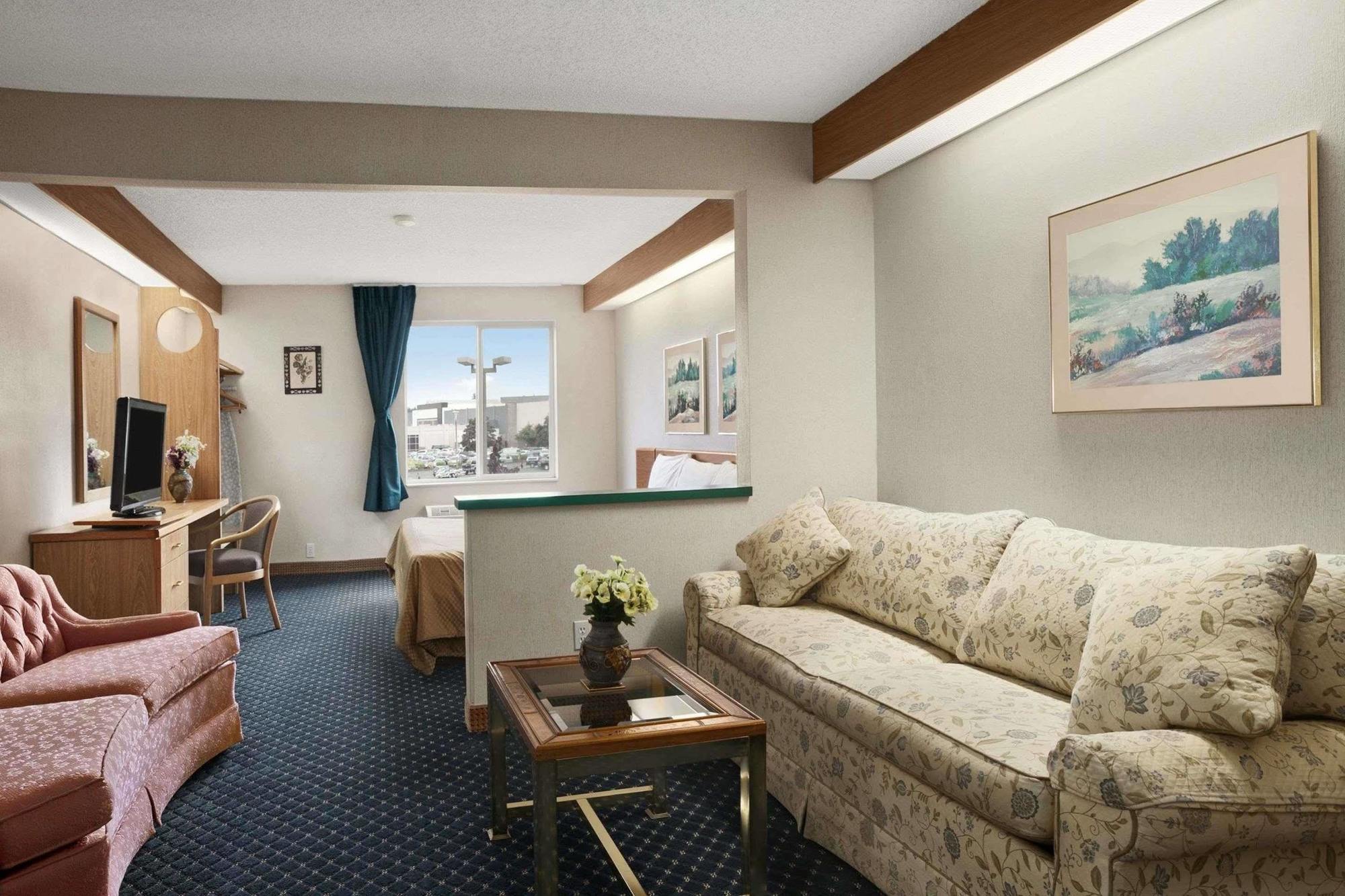 Howard Johnson By Wyndham Vancouver Hotel & Suites Экстерьер фото