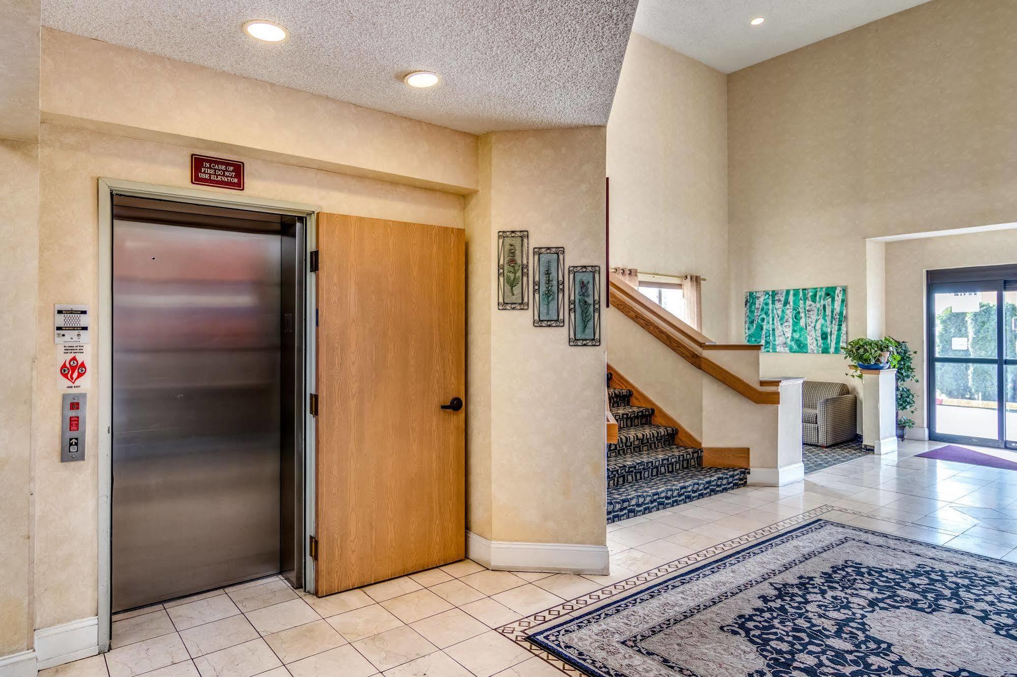 Howard Johnson By Wyndham Vancouver Hotel & Suites Экстерьер фото