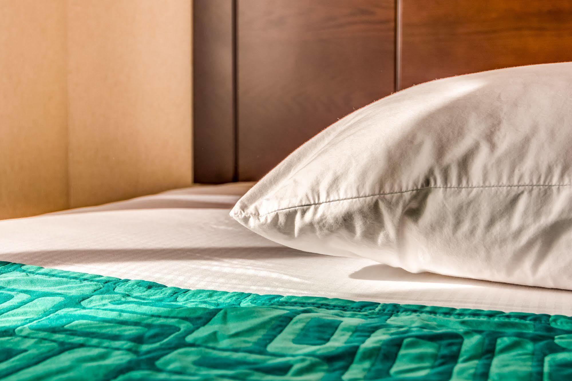 Howard Johnson By Wyndham Vancouver Hotel & Suites Экстерьер фото