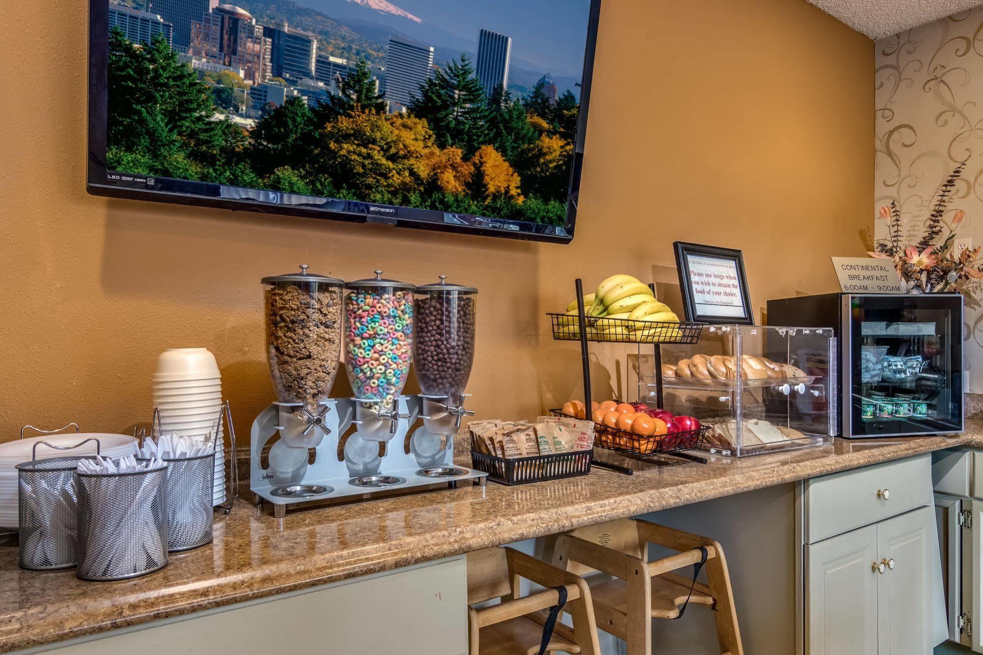 Howard Johnson By Wyndham Vancouver Hotel & Suites Экстерьер фото
